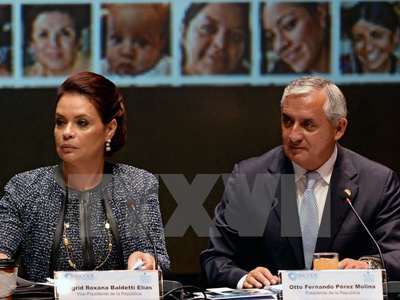 Tổng thống Guatemala Otto Perez (phải) và Cựu phó Tổng thống Roxana Baldetti tại lễ phát động kế hoạch phát triển quốc gia ở Guatemala City ngày 12/8/2014.